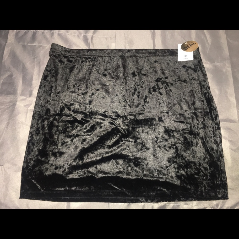 5/$20 Forever 21 Black Velvet Short Skirt